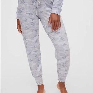 Grey camo snit jogger from Gap